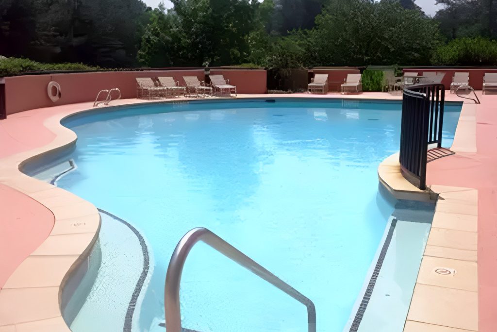 Outdoor pool, Marietta Vitality Hotel